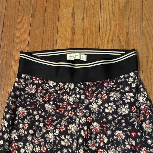 Abercrombie & Fitch Floral Print Leggings - Black and Pink - Picture 3 of 10